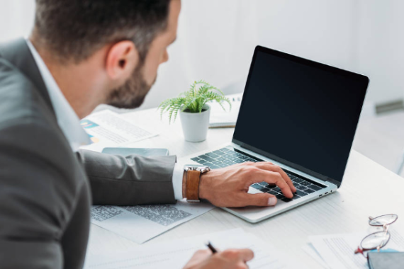 Biuro rachunkowe online vs stacjonarne – kiedy warto wybrać księgowość zdalną dla Twojej firmy?