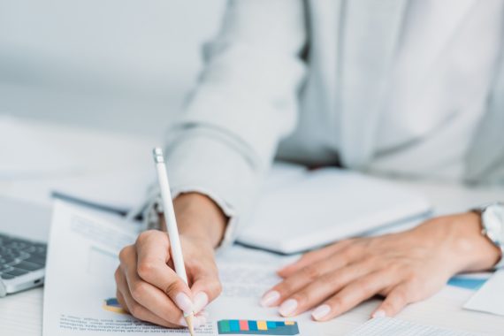 Koszty założenia firmy w 2026 – ile naprawdę kosztuje start JDG i Spółki z o.o.? (ukryte opłaty)