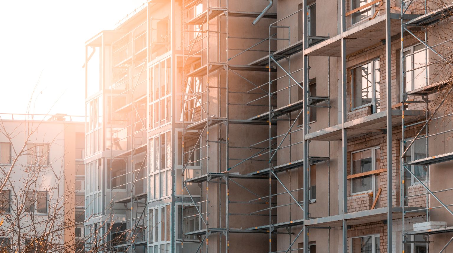 Branża budowlana wykonuje swoją pracę przy budowie bloku mieszkalnego